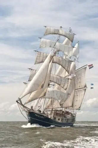Het zeilschip Thalassa onder volle zeilen
